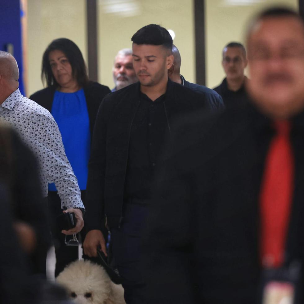 Carlos Julián Maldonado Dávila estuvo acompañado, en el tribunal, por un perro que tenía un arnés de servicio.