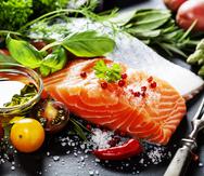 La dieta consiste en consumir mariscos como fuente principal de proteínas e incluir verduras, vegetales, frutos secos y cereales.