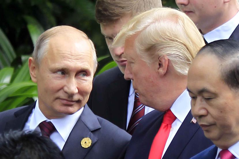 Putin y Trump aparecieron charlando de forma distendida rodeados por un numeroso despliegue de seguridad. (AP)