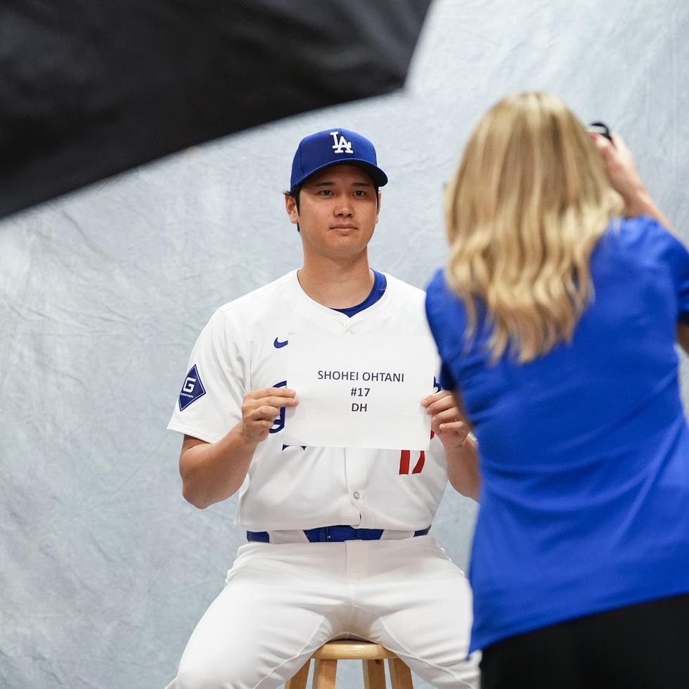 Shohei Ohtani posa durante el Media Day de los Dodgers.
