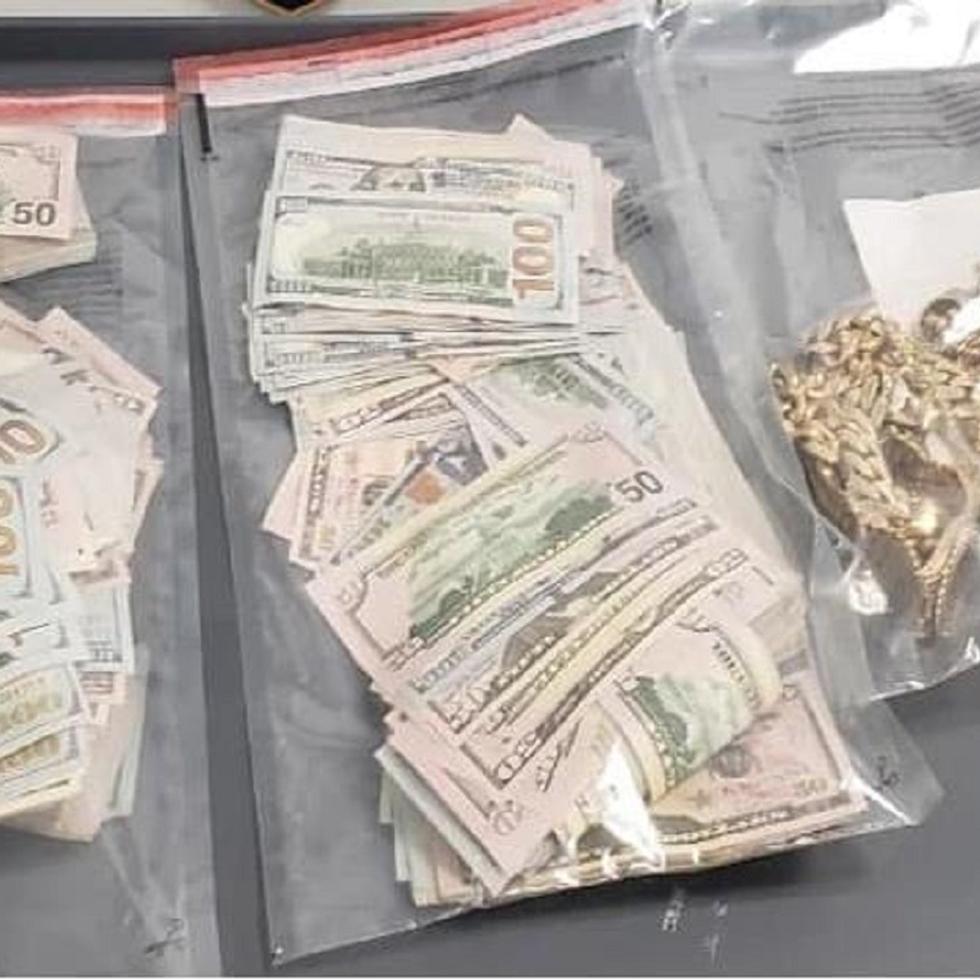 Foto suministrada que muestra el dinero en efectivo y las prendas incautadas a dos hombres detenidos en la mañana de hoy en el Aeropuerto Internacional Luis Muñoz Marín.