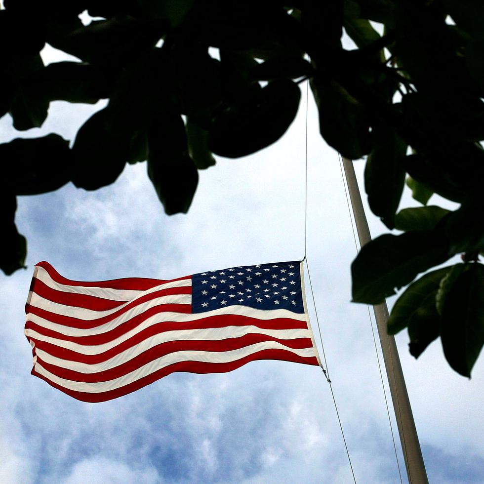 (Xavier J. Araujo/El Nuevo Dia/2004)
06-Junio-2004 -- San Juan P.R. -- bandera estadounidense ondea a media asta en el capitolio esto tras la muerte del ex-presidente de los estados unidos ronald regan, quien fallecio a los 93 anos de edad.
(Xavier J. Araujo/El Nuevo Dia/2004)