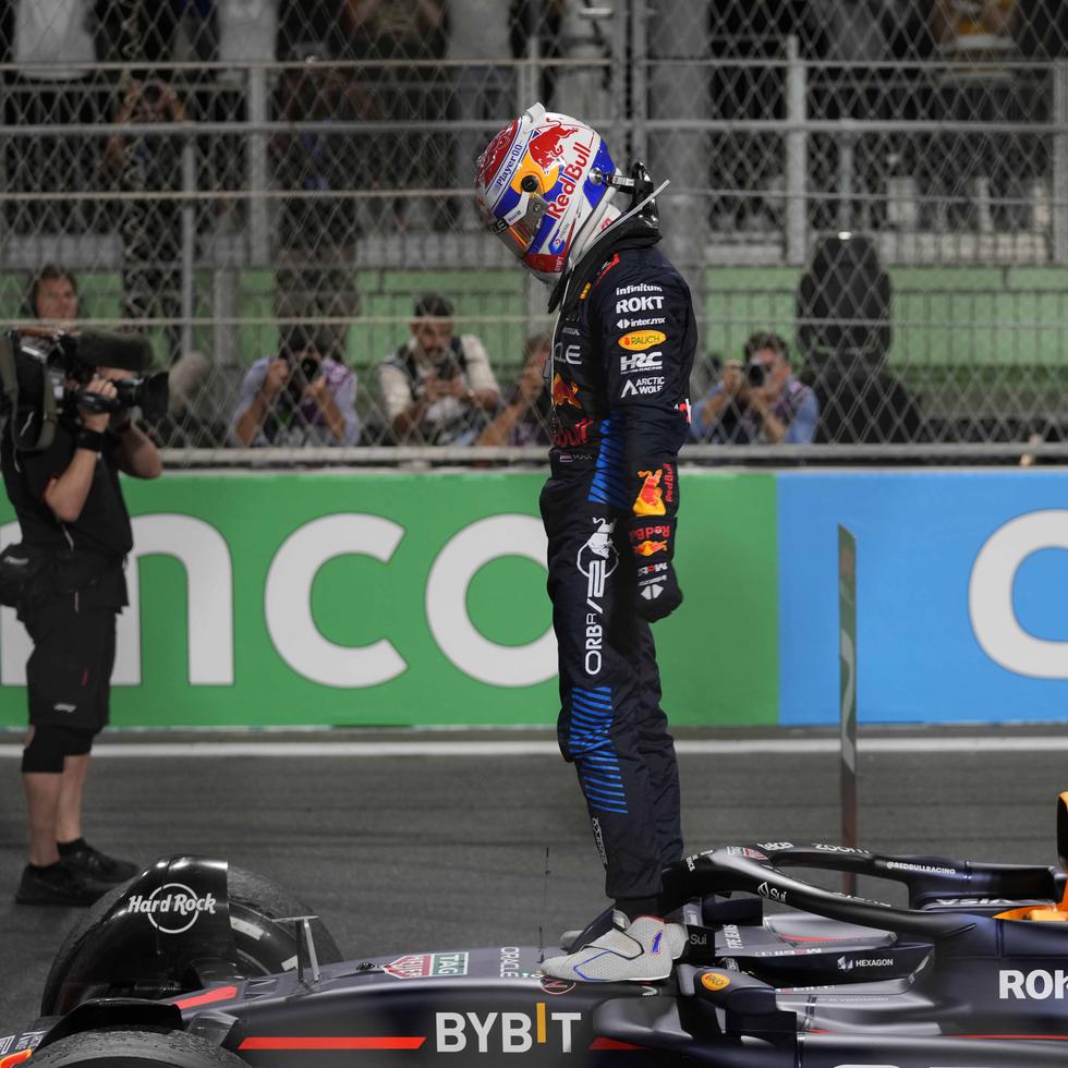 El piloto de Red Bull Max Verstappen celebra parado sobre su auto tras ganar el Gran Premio de Arabia Saudí en el circuito Jeddah Corniche.