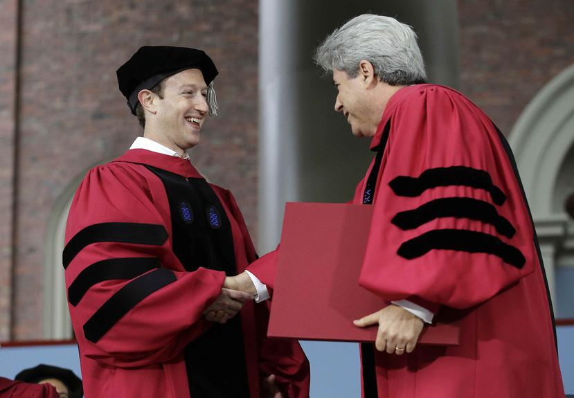 Zuckerberg, quien dejó sus estudios en Harvard en el año 2004, recibió hoy un título honorario en leyes. (AP)