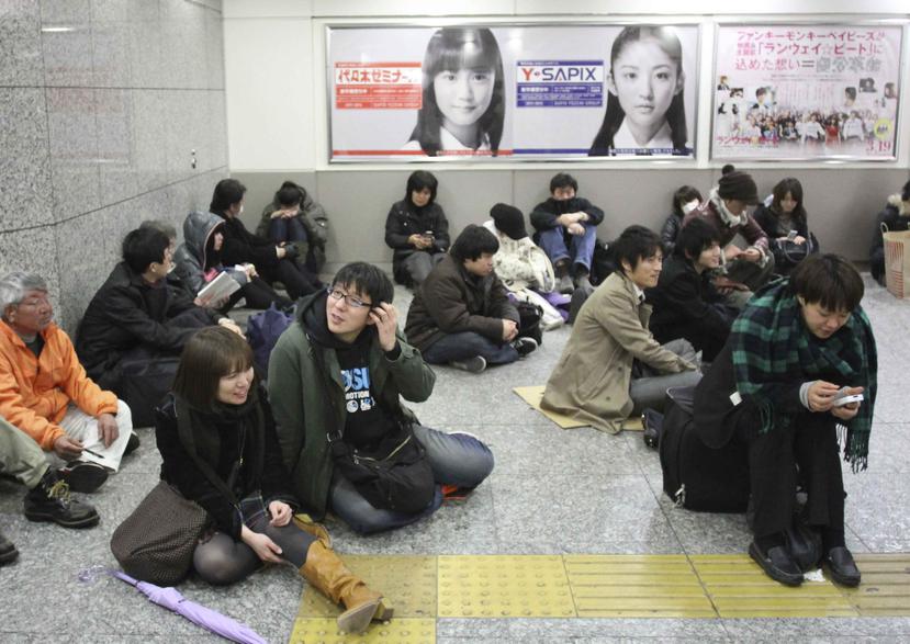 Un grupo de personas se refugia tras un sismo en Japón. (EFE / Archivo)