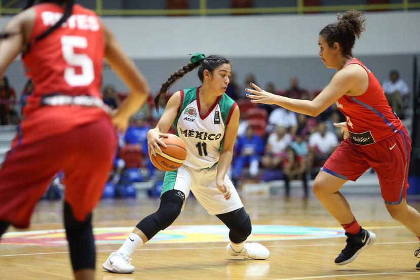 Sofía Payán, de México, burla la defensa de Coralys Crespo, de Puerto Rico. Payán finalizó con 36 puntos. (Suministrada / FIBA Américas)