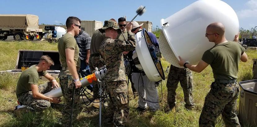 Momento en que militares instalan el radar. (Captura / NOAA)
