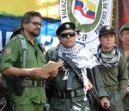 El exnúmero dos de la guerrilla colombiana de las FARC, alias "Iván Márquez" (centro) reapareció  junto con otros exlíderes de ese grupo. (EFE)