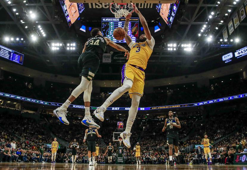 En la imagen, el jugador de los Lakers de Los Ãngeles Anthony Davis anota ante Giannis Antetokounmpo, de los Bucks de Milwaukee. (Agencia EFE)