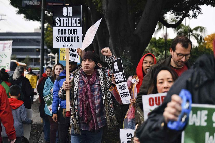 El actor, músico y activista Steven Van Zandt (centro) protesta junto con maestros y simpatizantes. (AP)
