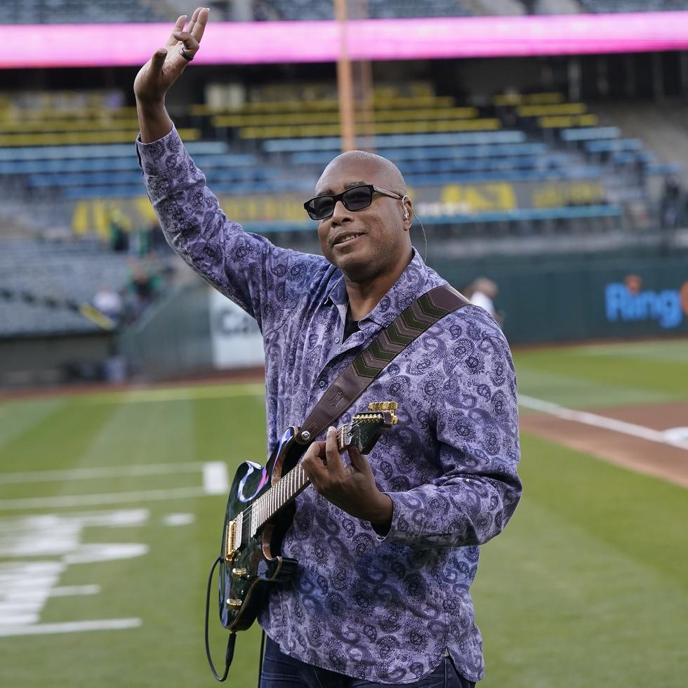 Bernie Williams saluda después de tocar el himno nacional de Estados Unidos antes del juego de béisbol entre los Athletics de Oakland y los Twins de Minnesota, en Oakland, California, el 16 de mayo de 2022.