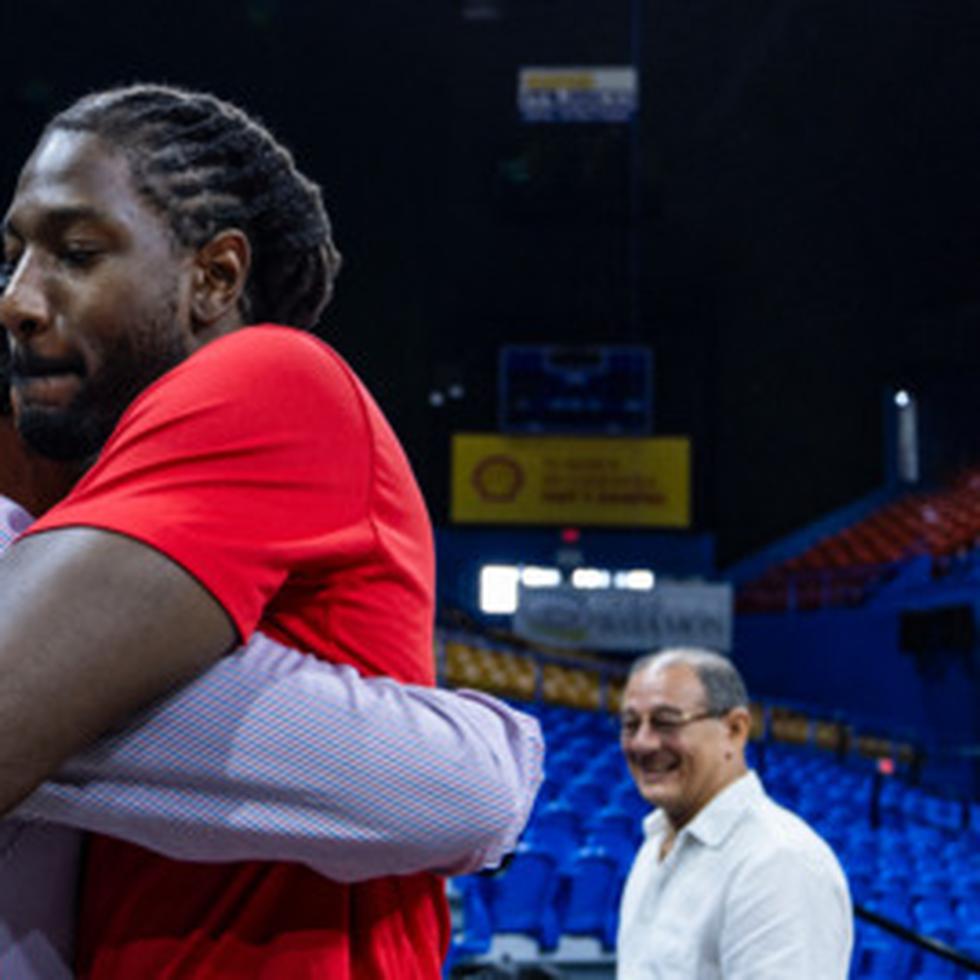 John Holland (camiseta roja) se abraza con el presidente de la Federación de Baloncesto e Puerto Rico, Yum Ramos.