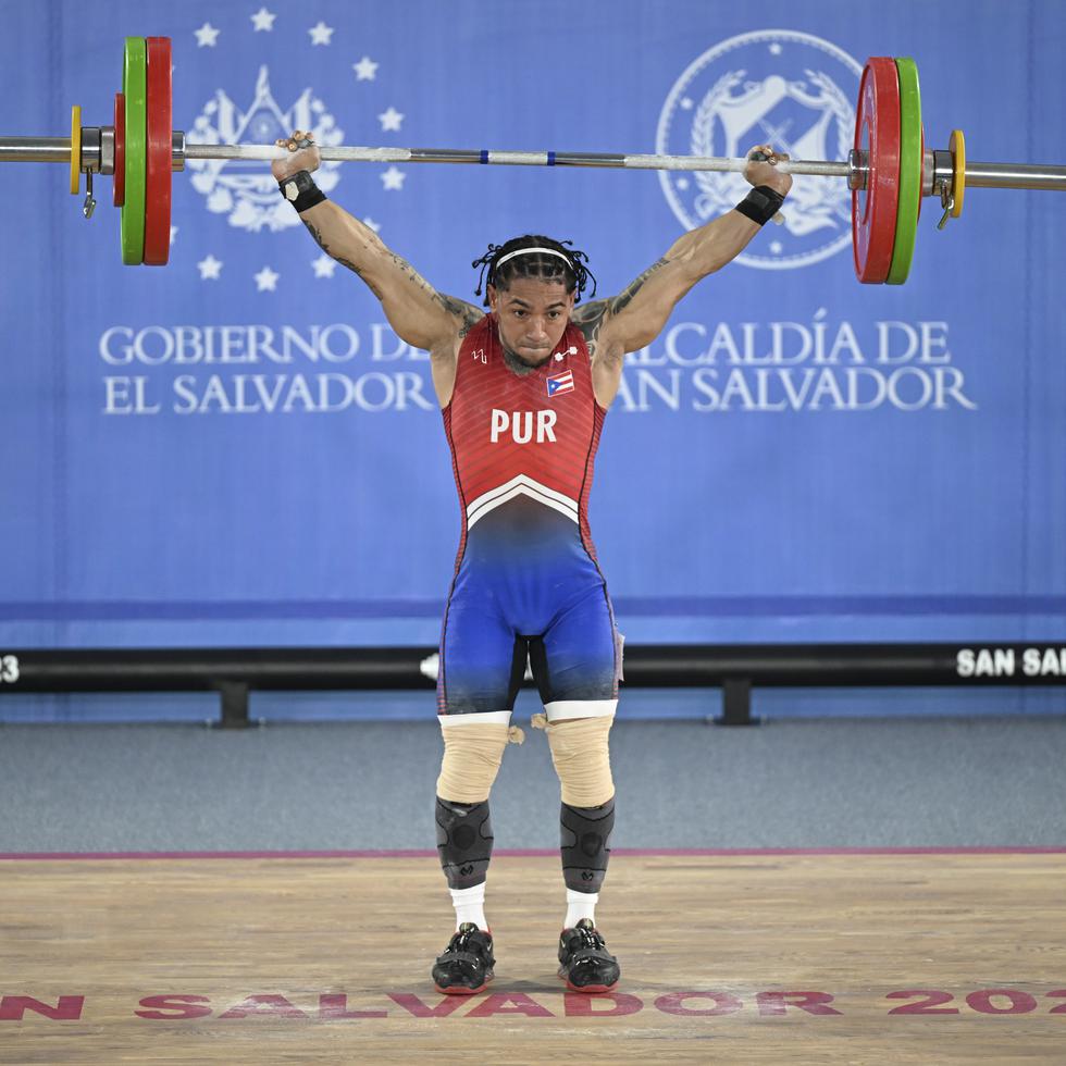 Howard Roche Cintrón sostiene las pesas durante su participación en la categoría de los 50 kilos.