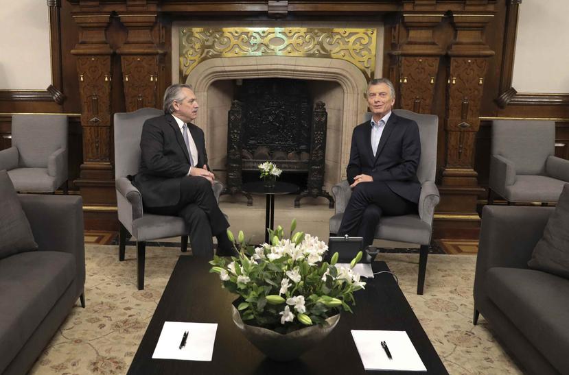 El candidato presidencial Alberto Fernández, a la izquierda, se reúne con el presidente argentino Mauricio Macri en la Casa de Gobierno en Buenos Aires. (AP)