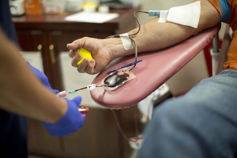 Las pruebas de laboratorio de la sangre donada se realizan en los Estados Unidos, razón por la cual se transportan por avión.