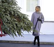 La primera dama Melania Trump camina alrededor del árbol de Navidad oficial de la Casa Blanca a su llegada a la residencia presidencial en Washington.