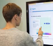 Una usuaria observa el resultado del examen de su voz para detectar estrés.