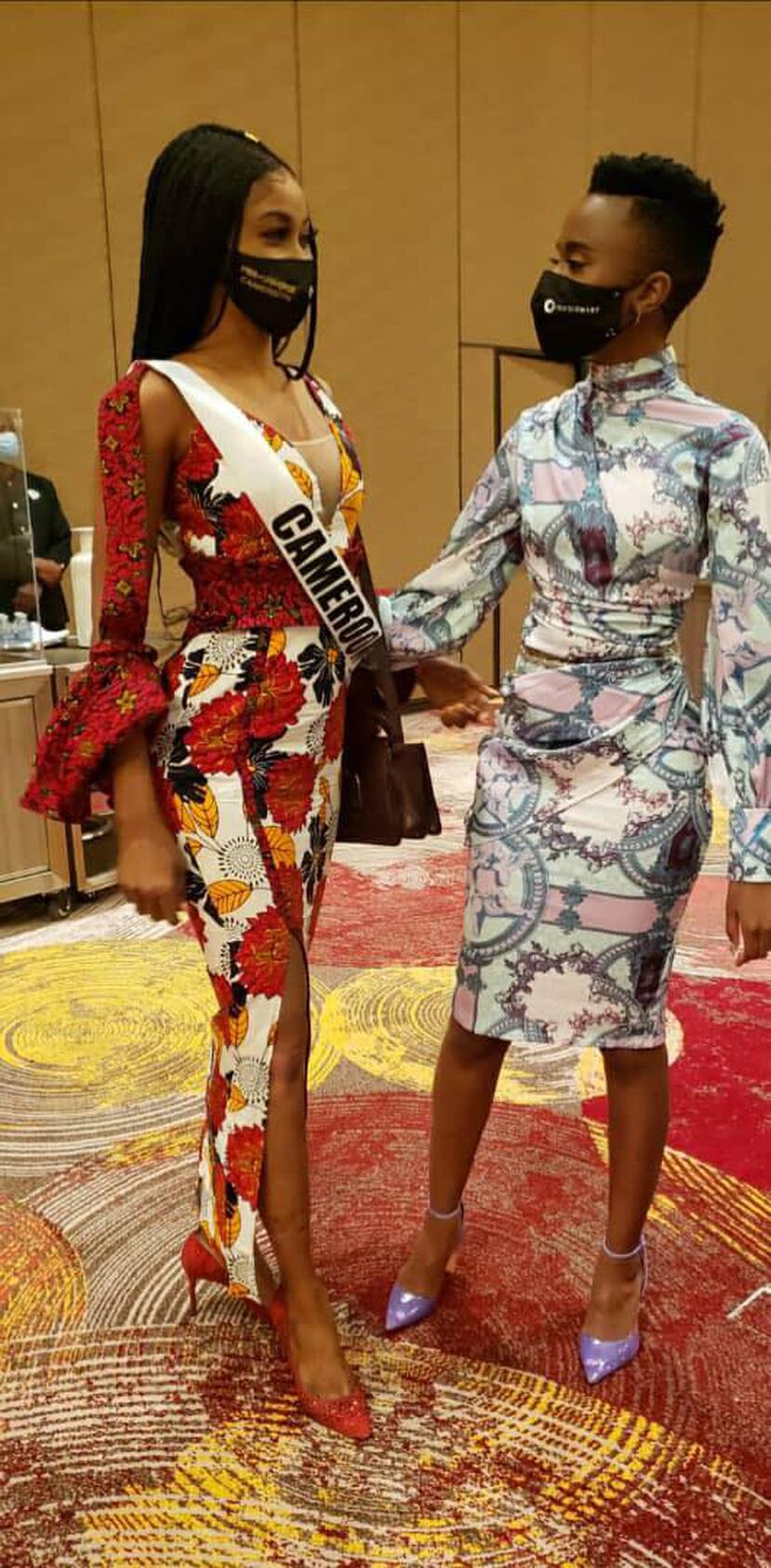 Miss Universe 2019, Zozibini Tunzi, a la derecha, comparte con la representante de Camerún, Angèle Kossinda.