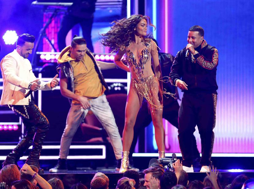 Luis Fonsi, Daddy Yankee y Zuleyka Rivera durante la presentación del tema "Despacito". (AP)