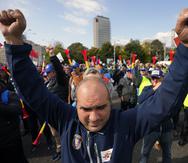 Un hombre eleva los puños al cielo durante una protesta en el exterior de la sede del gobierno, en Bucarest, Rumanía, el 20 de octubre de 2022.