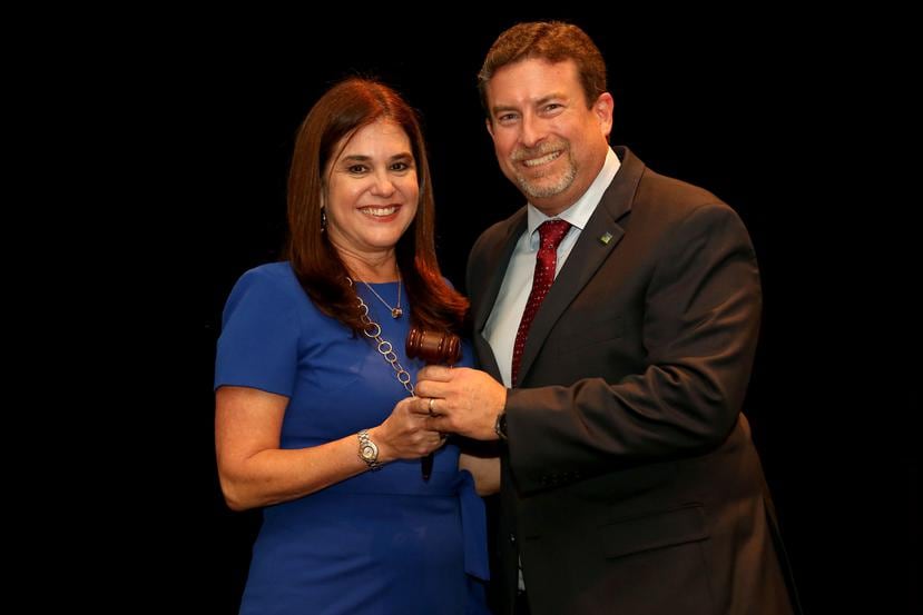 Para marcar el pase de batón de la ACPR, el presidente saliente, Alfredo Martínez Álvarez, le entregó el mallete a su sucesora Vanessa de Mari Monserrate.