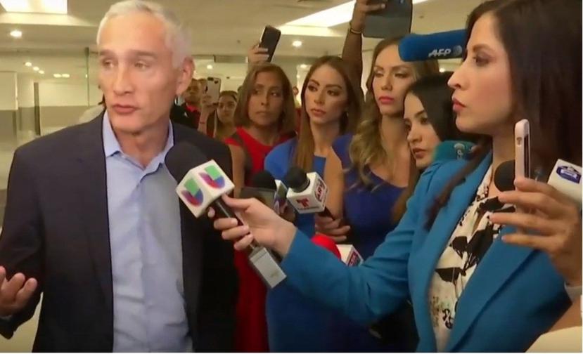 El periodista Jorge Ramos es entrevistado al llegar al aeropuerto de Miami. (Captura Vídeo YouTube)