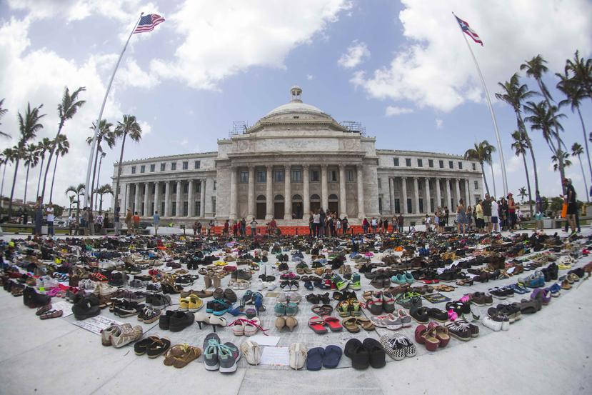 La manifestación de los 4,645 zapatos en el ala norte del Capitolio después del estudio de la Universidad de Harvard sobre el estimado de muertes por el huracán María. (AP)