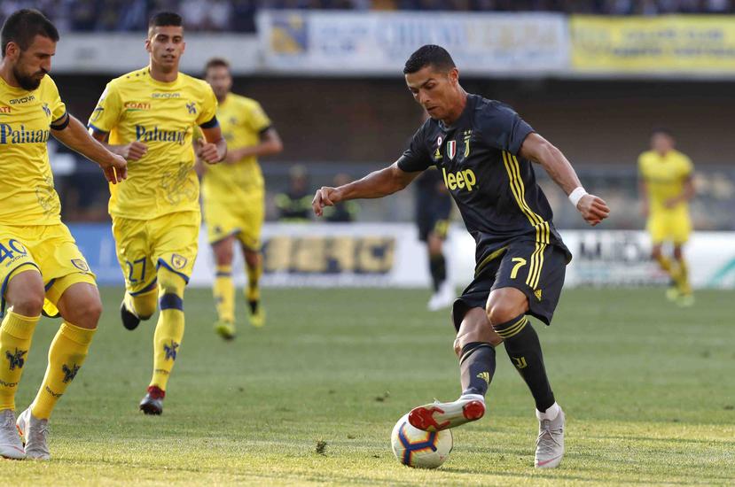 Cristiano Ronaldo maneja el balón contra el Chievo de Verona. (AP)