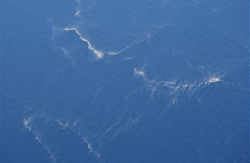 Foto aérea que muestra manchas de petróleo en el área cercana donde se sumergió por última vez el submarino de la Armada de Indonesia.