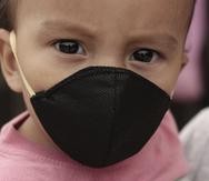 Niño de un año usa mascarilla en El Salvador.