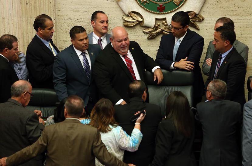 Carlos 'Johnny' Méndez (al centro) indicó que no está auscultando varios candidatos y su disponilidad para realizar la investigación.