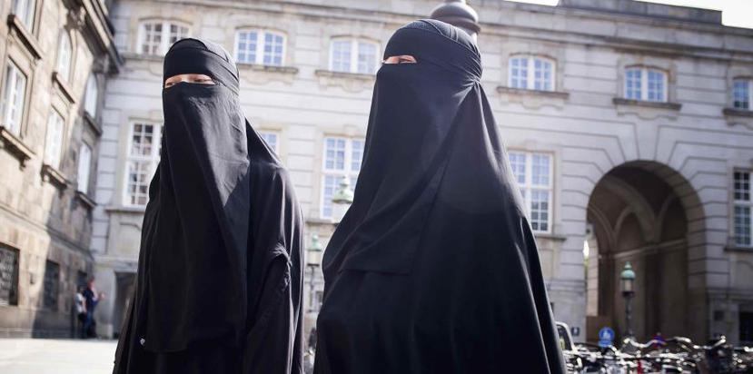 Prendas como el niqab islámico -velo que sólo deja los ojos a la vista- no se podrán vestir en Holanda. (AP)