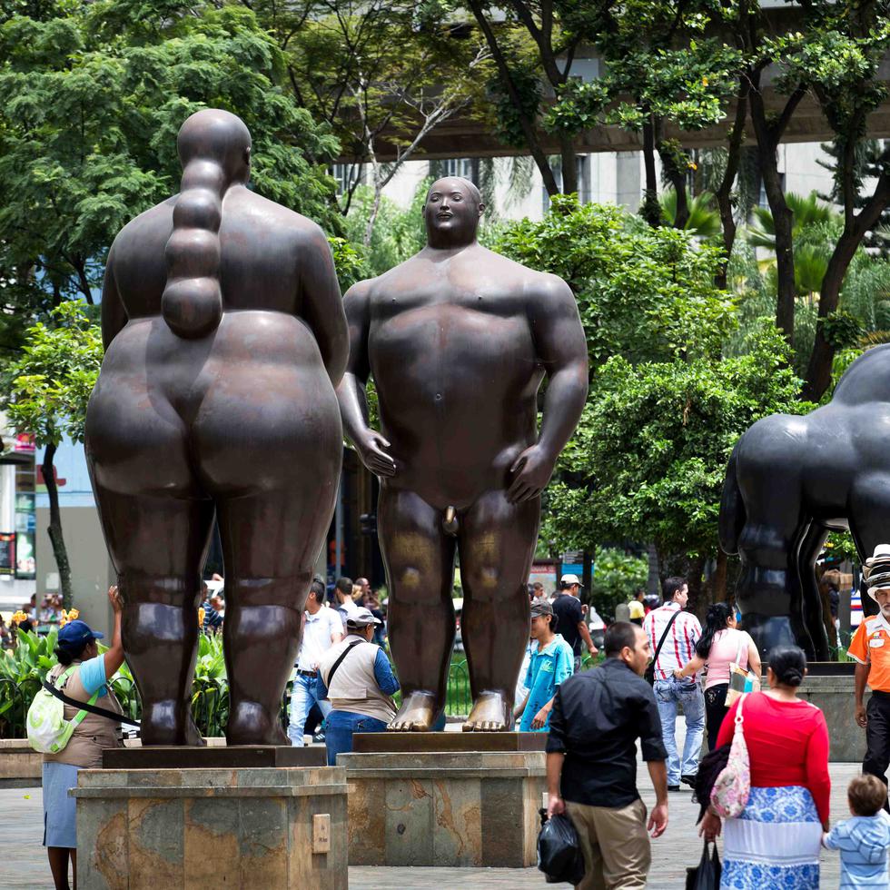 En la foto, tres esculturas del artista colombiano Fernando Botero, que engalan la plaza que lleva el mismo nombre y que se considera una joya de Medellín por tratarse de un museo al aire libre.