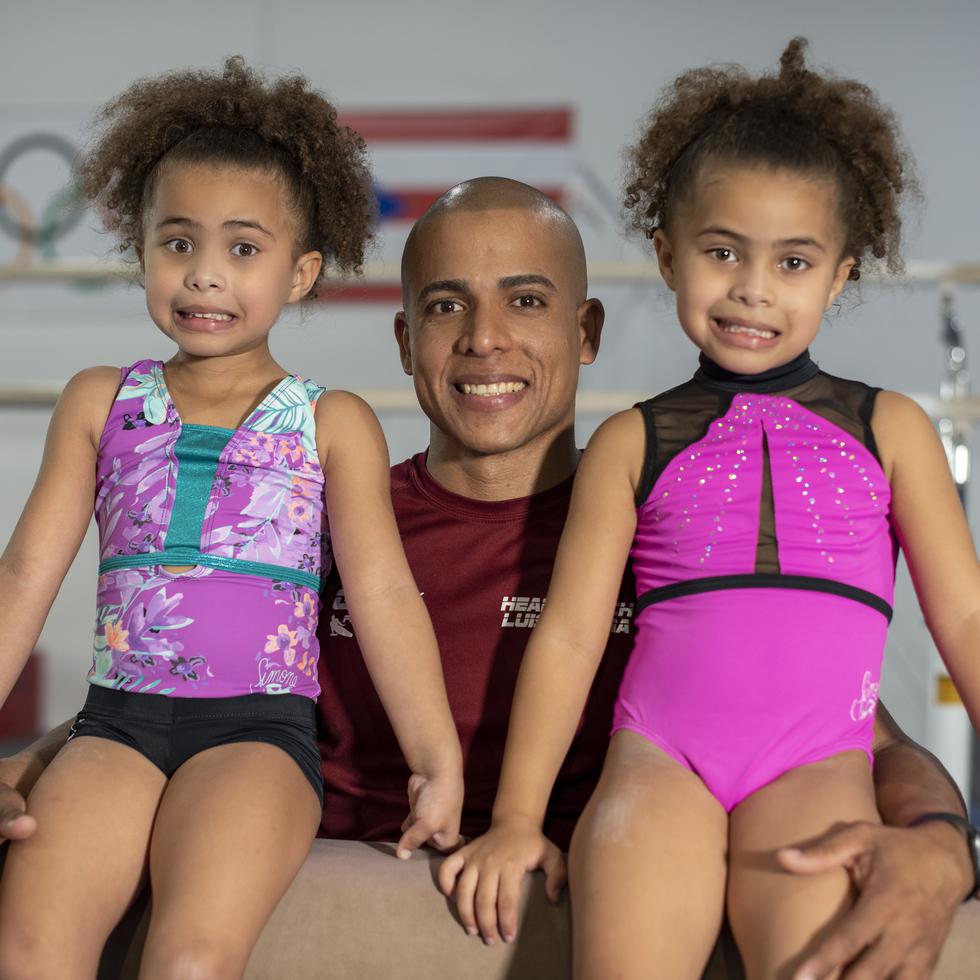 El exatleta olímpico Luis Rivera junto a sus hijas Aris (izquierda) e Isis (derecha) en el gimnasio “Gym For All" en Caguas.