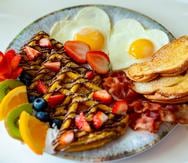 Plato de desayuno en el restaurante Strawberry Coffee & Lover por Sharon Andino Rosario.