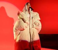 La cantante Rosalía durante una de sus presentaciones en el programa Saturday Night Live, en un atuendo del diseñador Marc Jacobs.