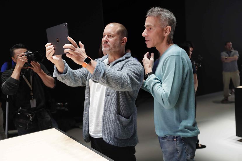 El jefe de diseño de Apple, Jony Ive (izquierda), y el vicepresidente senior de ingeniería de software, Dan Riccio (derecha), durante la Conferencia Mundial de Desarrolladores de Apple 2019. (EFE)