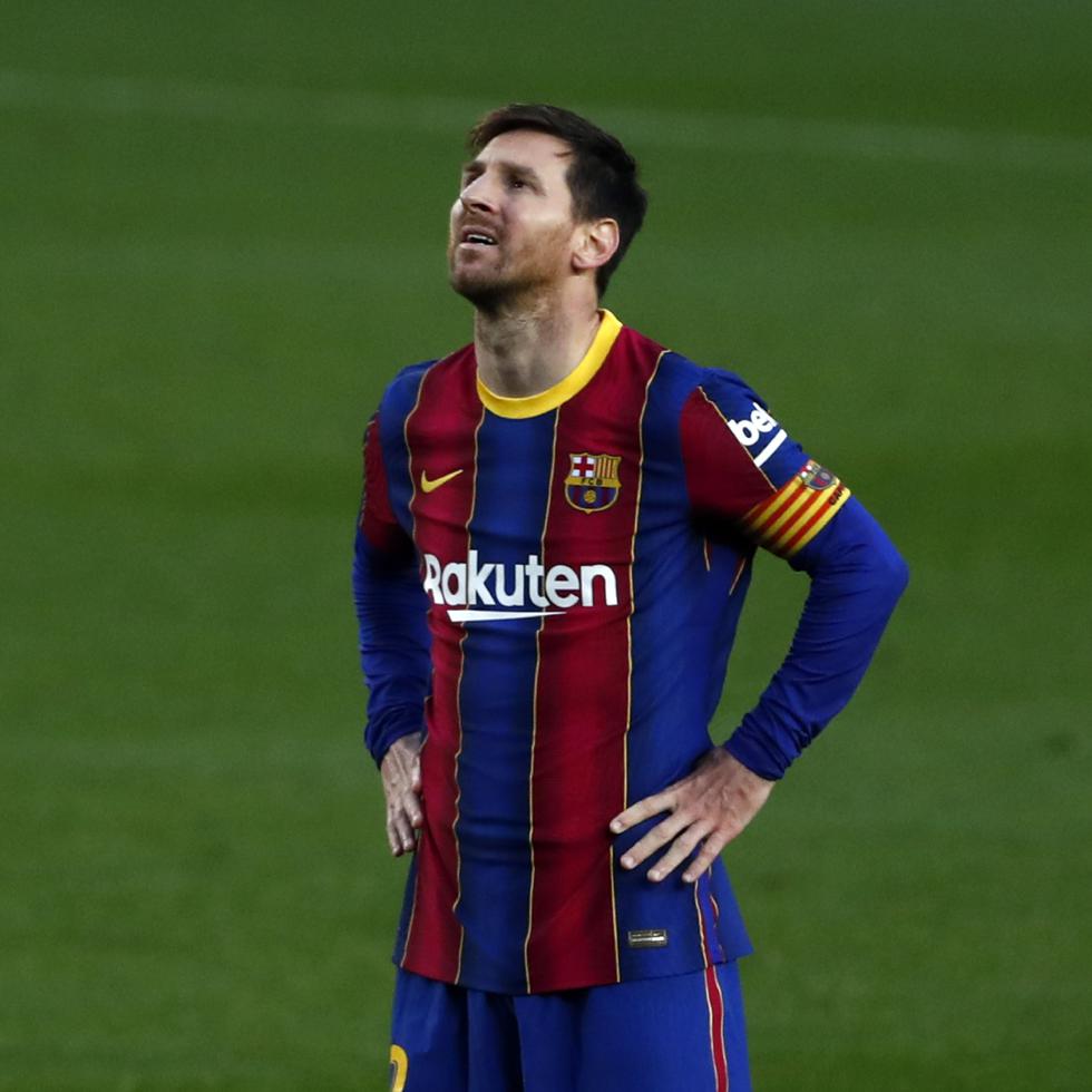 Lionel Messi del Barcelona reacciona tras desperdiciar una ocasión de gol en el partido contra el Granada.