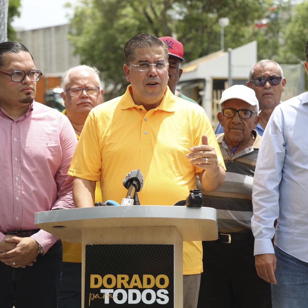 Hernández (centro) alegó, más temprano en esta semana, que mantenía una ventaja de más de 400 sufragios en el voto adelantado.