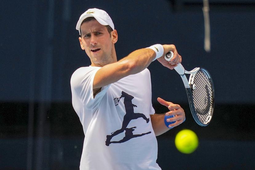 Novak Djokovic entrena en la cancha Rod Laver antes del Abierto de Australia en Melbourne Park.