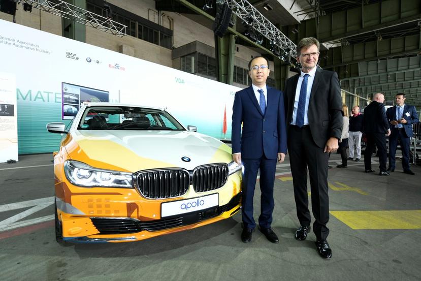 De izquierda a derecha: Zhenyu Li, vicepresidente y gerente general de la DIvisión Intelligent Driving Group de Baidu y Klaus Fröhlich, del Consejo de Administración de BMW AG.
