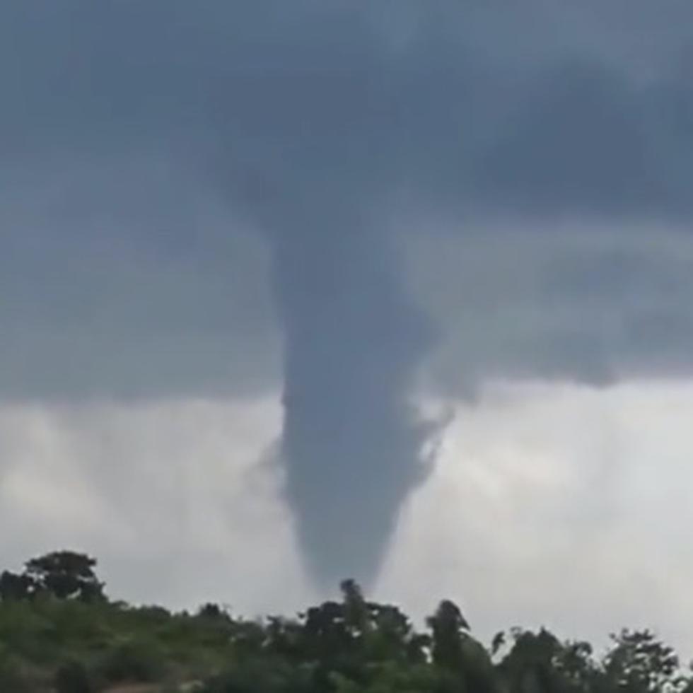 Una imagen compartida en redes sociales del tornado que se formó en el municipio de Aguada el domingo, 16 de julio de 2023.