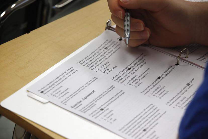 Un estudiante toma un examen estandarizado para ingresar a la universidad.
