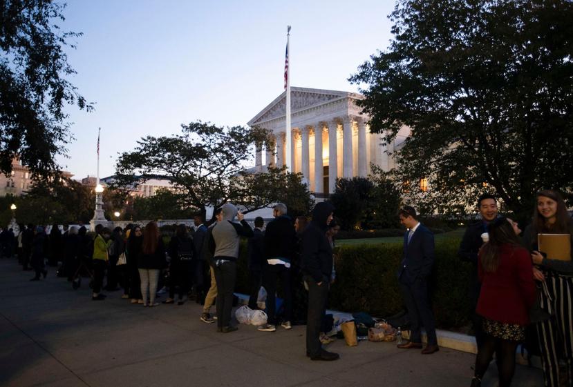 A las afueras del Tribunal Federal habían cientos de personas haciendo fila.