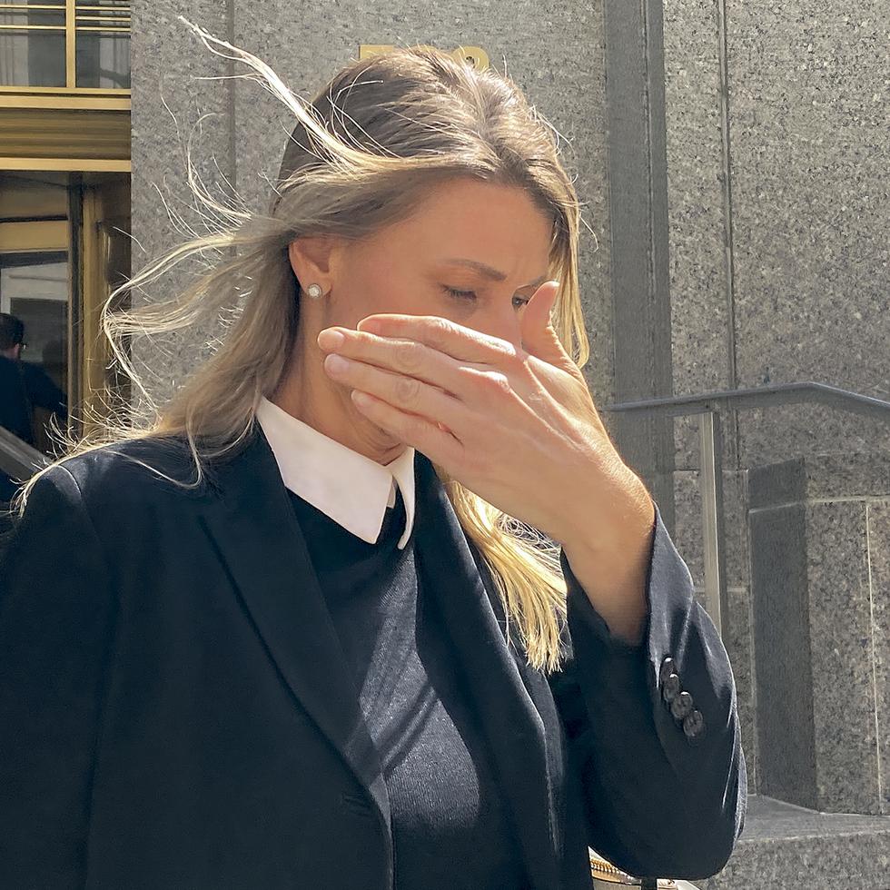 Aimee Harris (derecha) a su salida del tribunal federal de Manhattan.