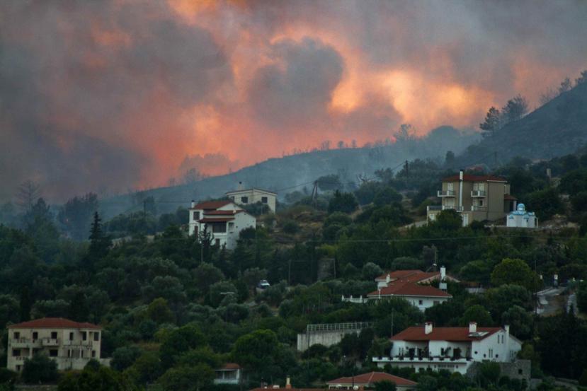 En esta fotografía del 24 de agosto de 2019 se muestra un incendio forestal cerca de la localidad de Pythagorio, en la isla griega de Samos. (AP/Michael Svarnias)