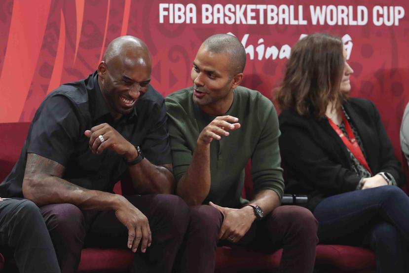 Kobe Bryant se ríe de un comentario de Tony Parker durante la final de la Copa del Mundo en China. (AP)