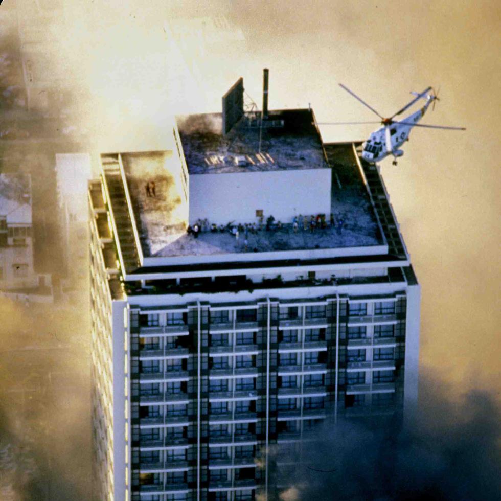 Foto de archivo de El Nuevo Día, donde muestra aquel 31 de diciembre de1986, en el que tres miembros de la Unión de Tronquistas ocasionaron un fuego en el Hotel Dupont Plaza, que cobró la vida de 97 personas.  (José Ismael Fernández Reyes)