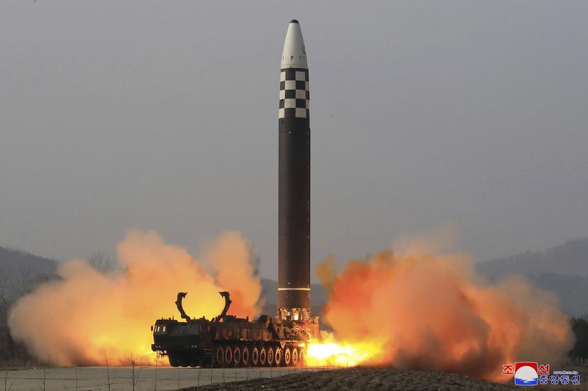 Esta fotografía de archivo, facilitada por el gobierno norcoreano, muestra lo que afirma se trata de un disparo de prueba de un misil balístico intercontinental Hwason-17 en un lugar no revelado en Corea del Norte.