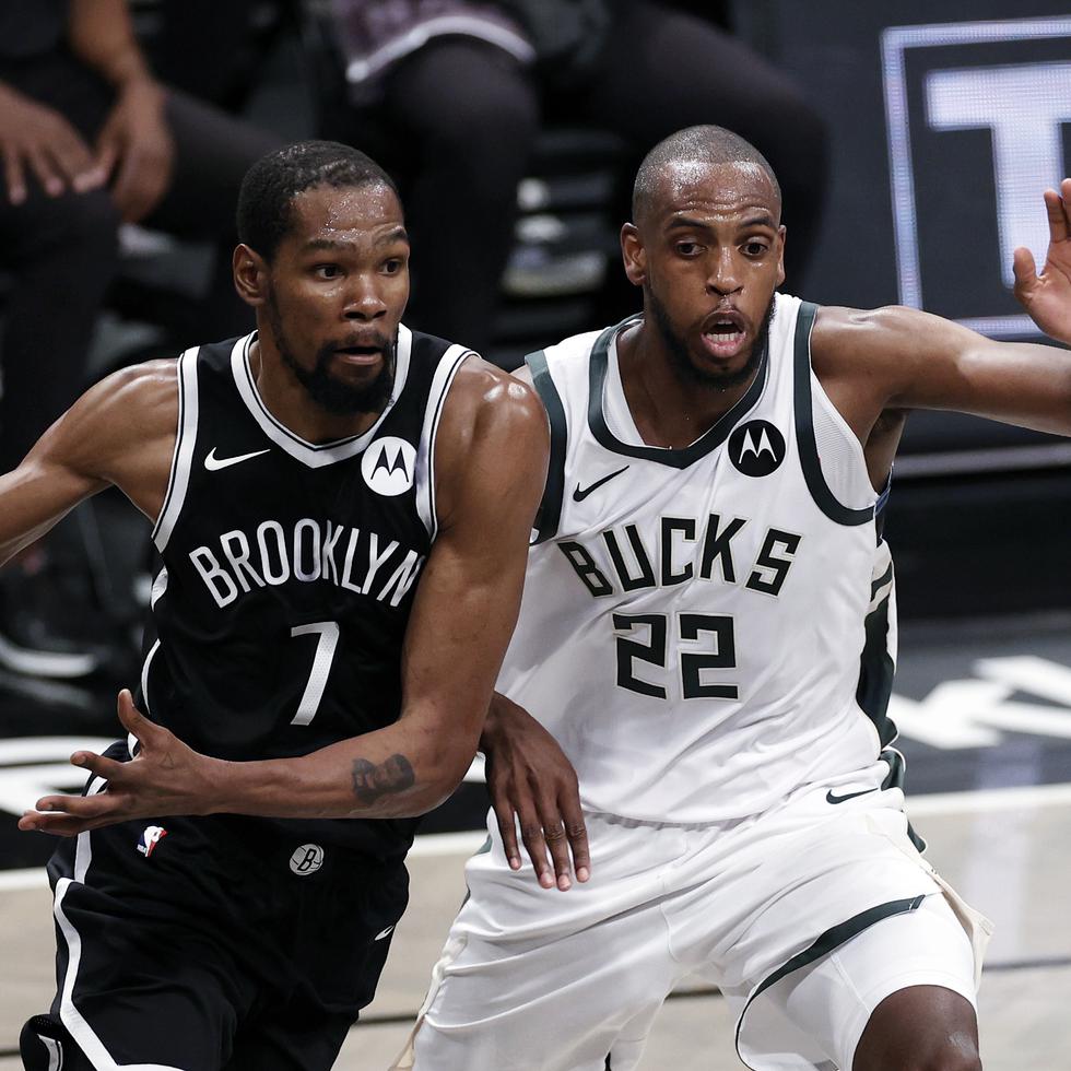 El alero de los Nets de Brooklyn, Kevin Durant (con el balón) y Khris Middleton, de los Bucks, integran la escuadra de Estados Unidos.